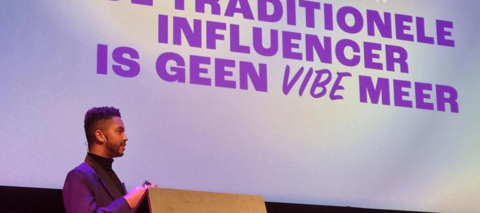 [Column] Bas Vlugt: Charelle Akihary wint Koffiedik Kijken 2024 met twee vingers in de neus